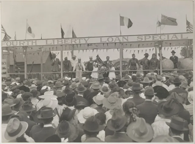 Crowd gathered beside the Fourth Liberty Loan Special at Prescott